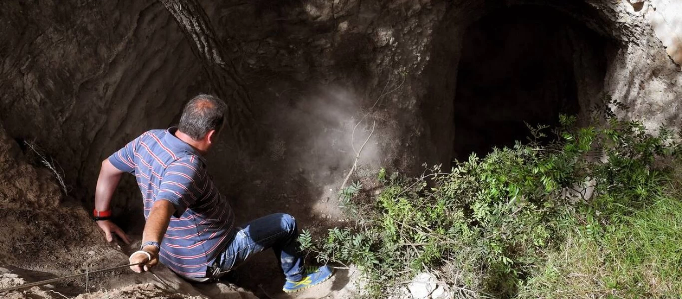 Λουτράκι: Για κρυμμένες λίρες έψαχναν οι 4 άνδρες στη σπηλιά (upd)